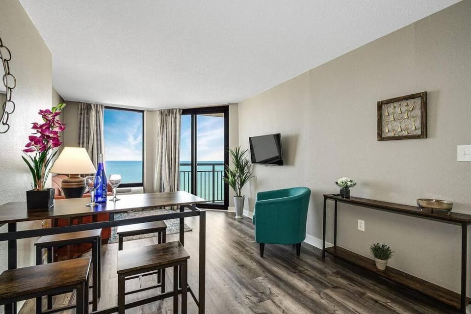 Enjoy Paradise Oceanfront Suite, Dogs OK! 908 Apartment in Myrtle Beach