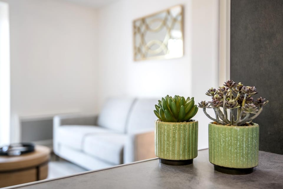Bed, Living room, Decorative detail, Seating area