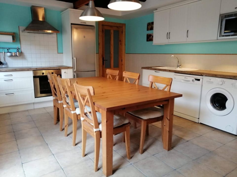 Kitchen or kitchenette, Dining area, dishwasher, oven, pet friendly, stove, toaster, washing machine, air conditioner