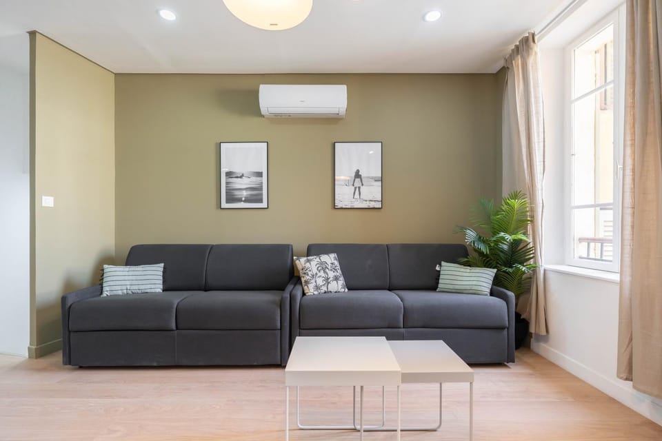 Living room, Seating area, air conditioner