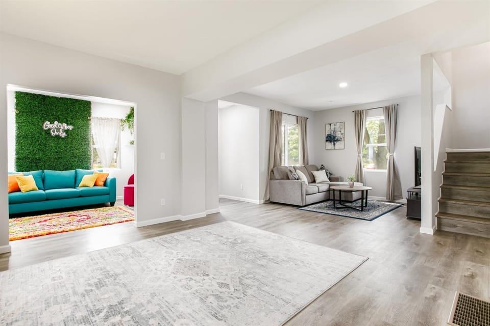 Victory Villa - 5 BR 5 Min From CampusND Living House in South Bend