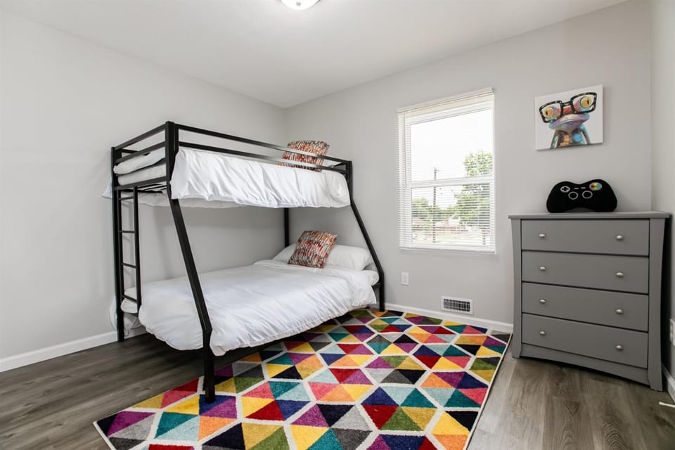 Victory Villa - 5 BR 5 Min From CampusND Living House in South Bend