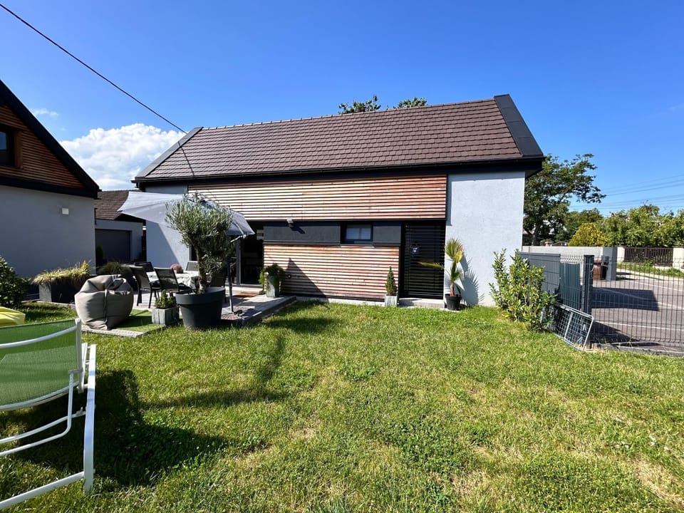 Property building, Garden, Balcony/Terrace, Garden view, Parking