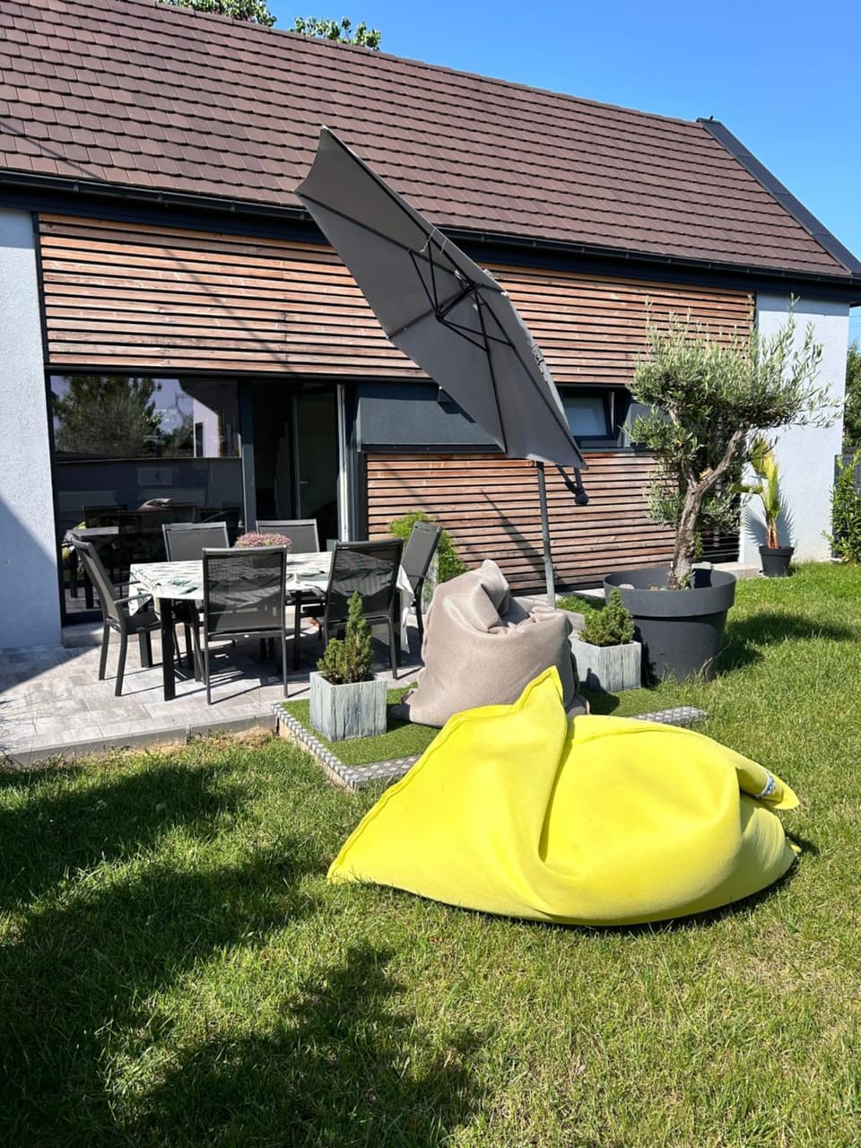 Property building, Patio, Garden