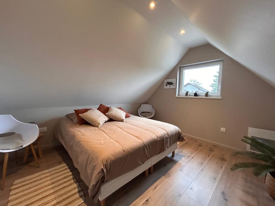 Photo of the whole room, Bedroom