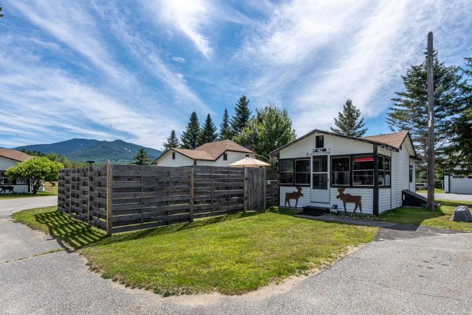 Mount Washington by Day Hot tub by night #2 House in Twin Mountain