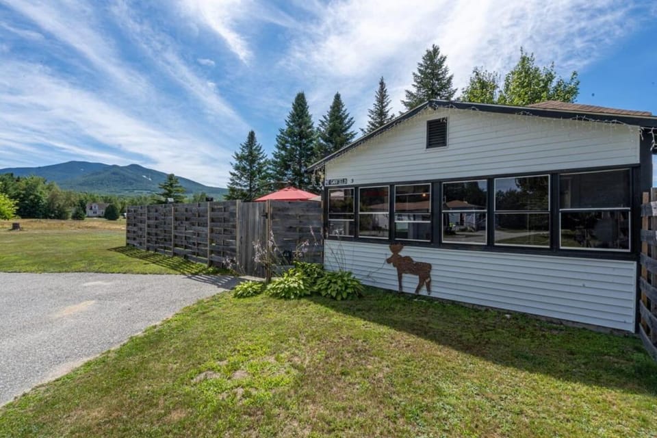 Heart of the White Mountains Cottage w Hot Tub #3 House in Twin Mountain