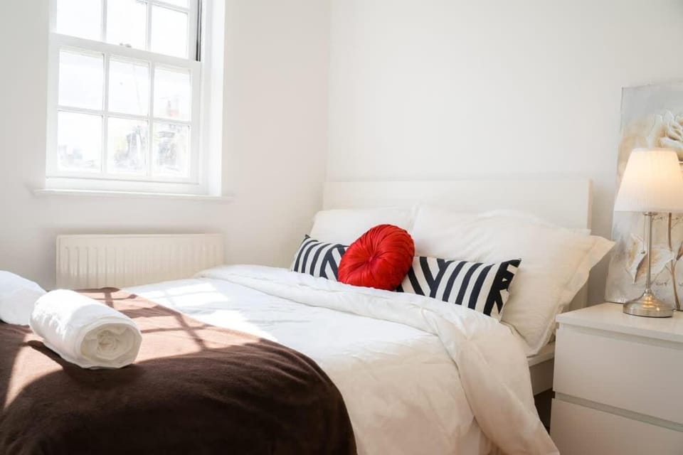 Tower Bridge 3-Storey Designer Townhouse with Views House in London Borough of Southwark