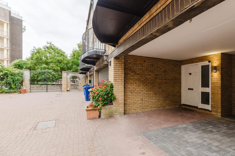 Gated SE1 Mews House - Free Parking & Balcony House in London Borough of Southwark