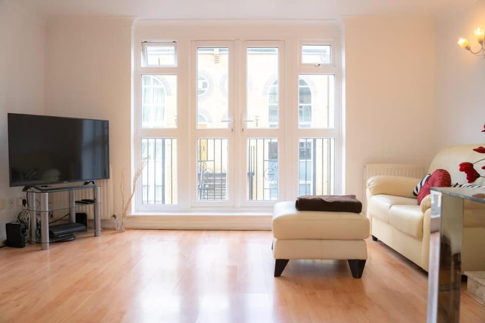 Tower Bridge 3-Storey Designer Townhouse with Views House in London Borough of Southwark