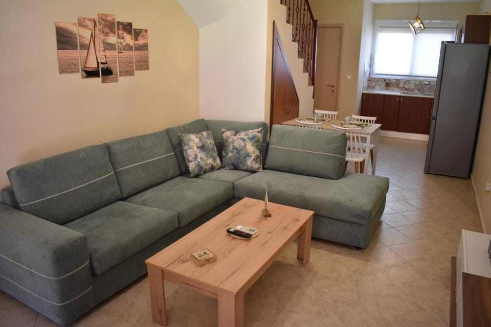 Kitchen or kitchenette, Living room, Seating area