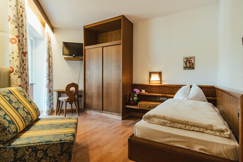 Bed, TV and multimedia, Photo of the whole room, Bedroom, wardrobe
