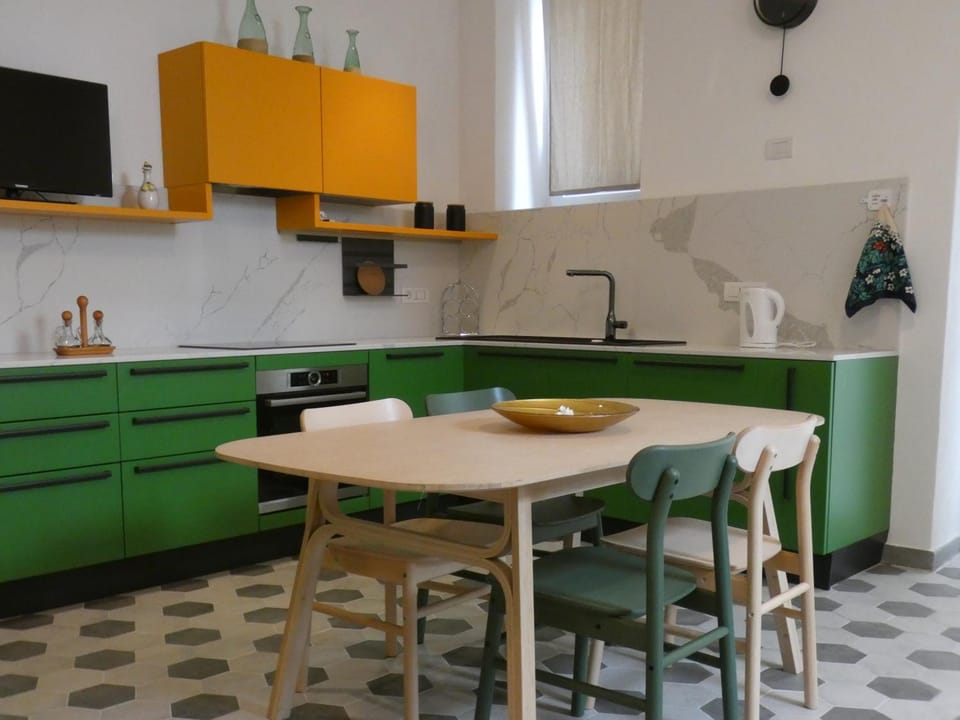 Kitchen or kitchenette, Dining area, stove