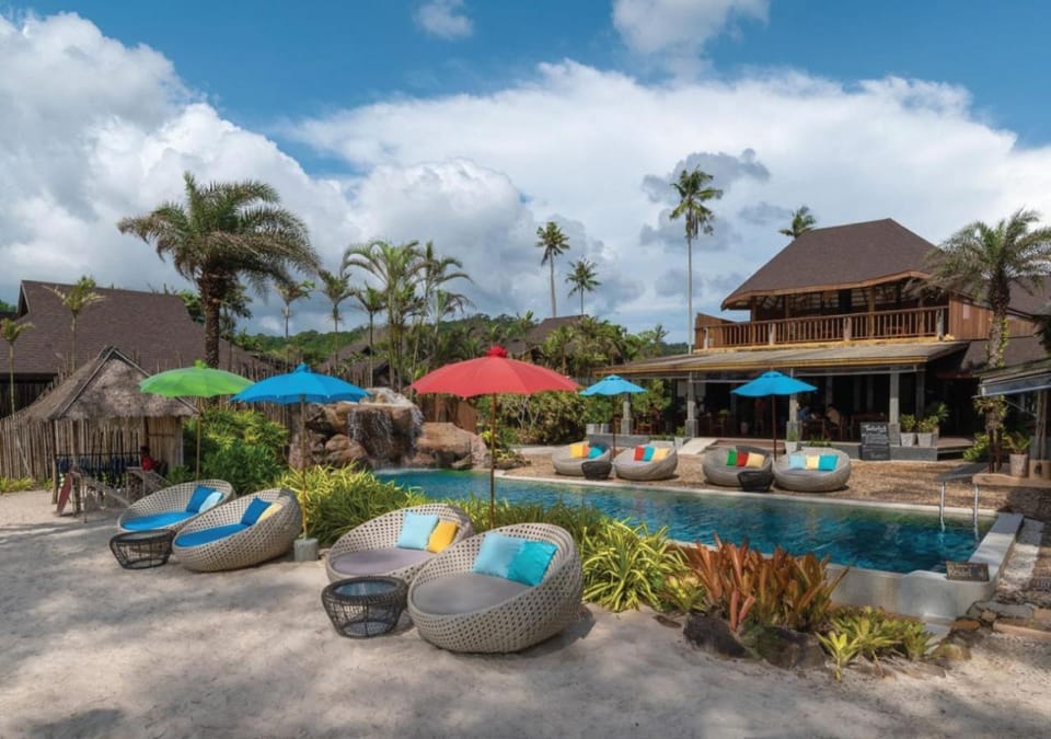 Restaurant/places to eat, Seating area, Pool view, Swimming pool