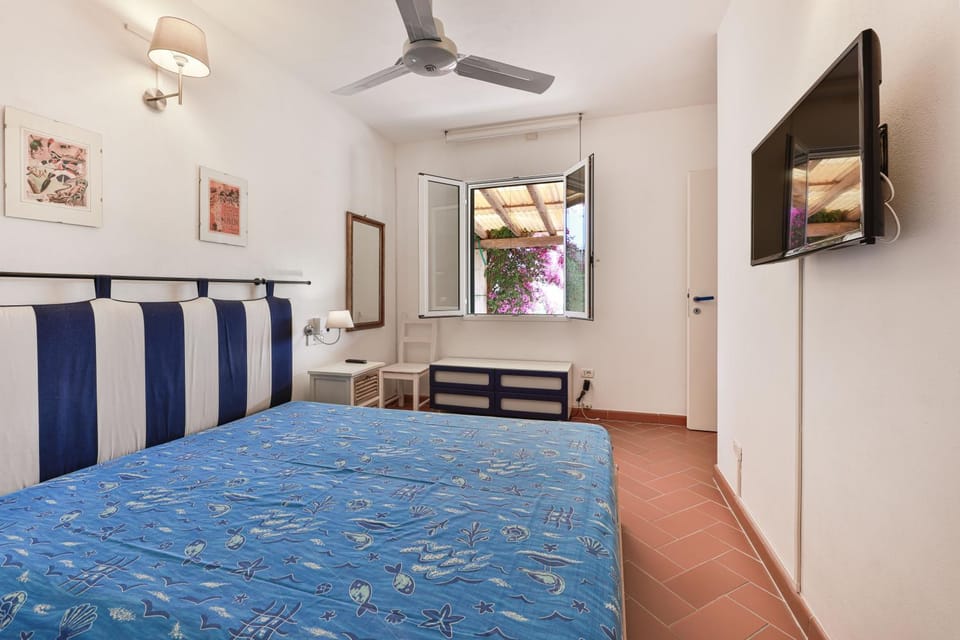 TV and multimedia, Photo of the whole room, Bedroom