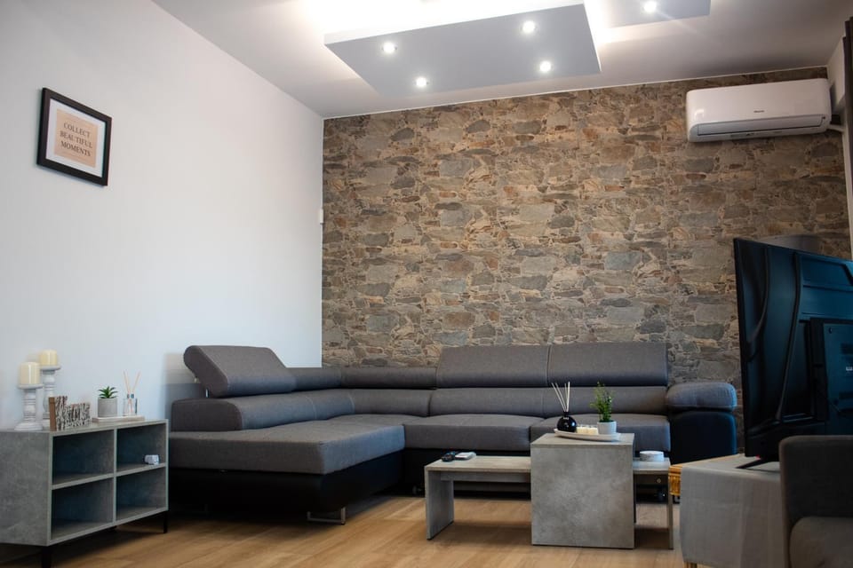 TV and multimedia, Living room, Seating area, air conditioner