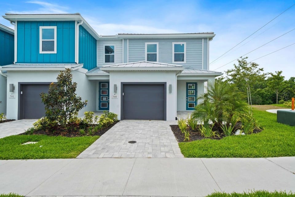 W477 - The Blue Suede Townhome House in Four Corners