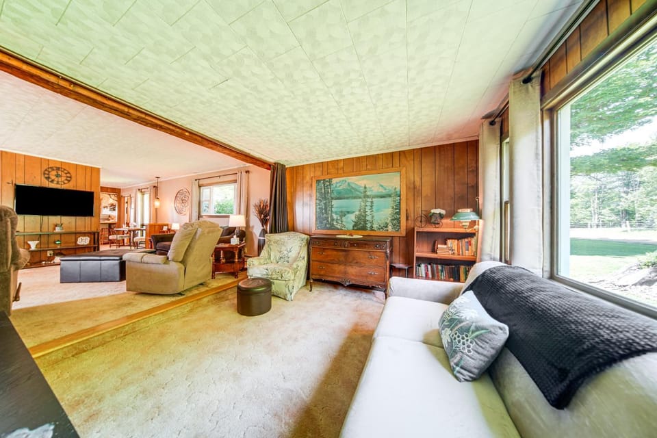 Country Home with Fishing Ponds Near Canadohta Lake House in Allegheny River