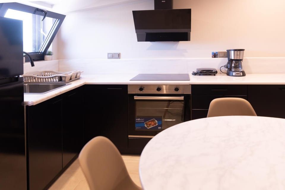 Coffee/tea facilities, Kitchen or kitchenette, stove, toaster