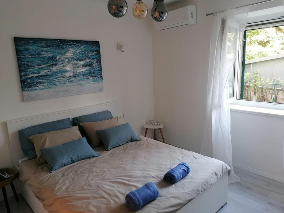 Bed, Bedroom, air conditioner