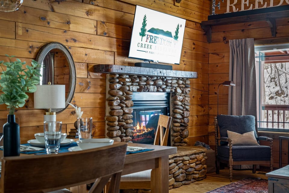 TV and multimedia, View (from property/room), Living room, Dining area, River view, fireplace