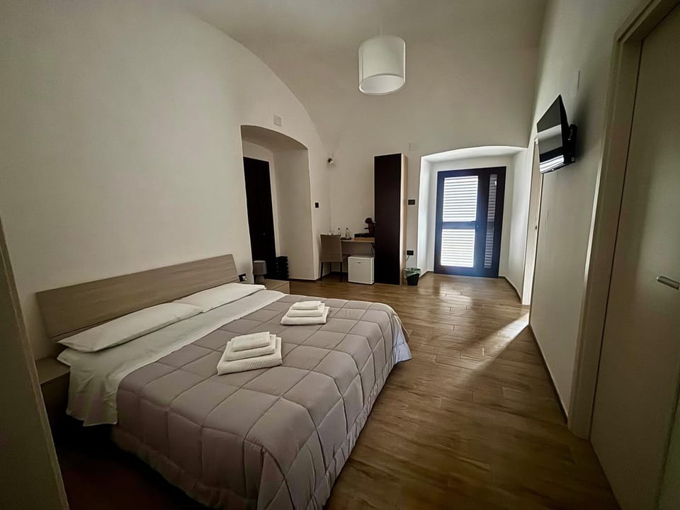 Bed, TV and multimedia, Photo of the whole room