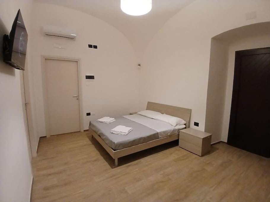 Bed, TV and multimedia, Photo of the whole room, Bedroom, air conditioner