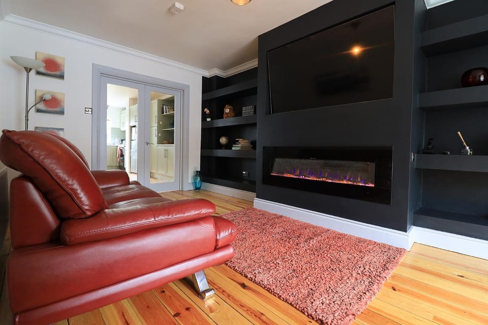 TV and multimedia, Living room, Seating area, Evening entertainment