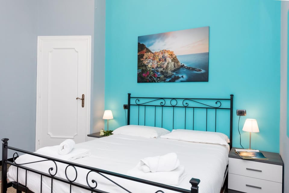 Bed, Photo of the whole room, Decorative detail, Bedroom