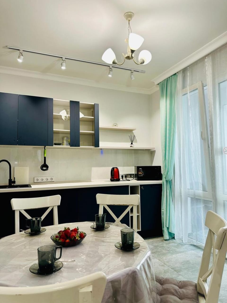 Coffee/tea facilities, Dining area, microwave, stove, kitchen