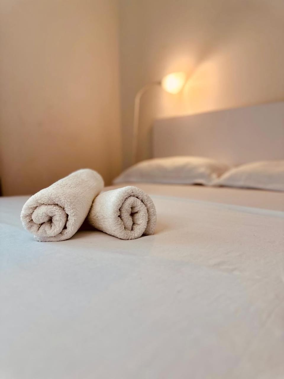 Bed, Bedroom, towels