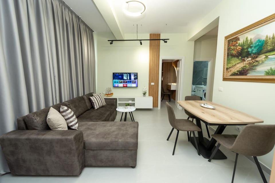 TV and multimedia, Living room, Seating area, Dining area
