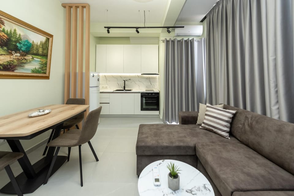 Kitchen or kitchenette, Living room, Seating area, Dining area, minibar, oven