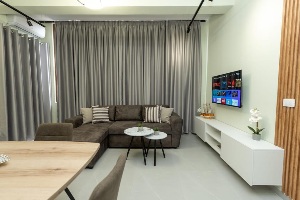 Communal lounge/ TV room, TV and multimedia, Living room, Seating area