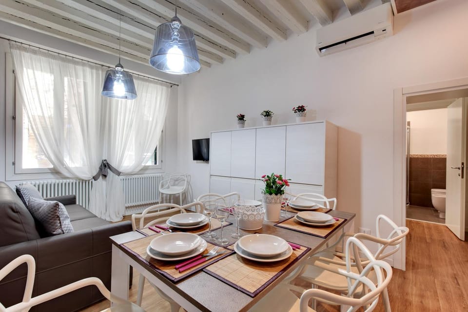 TV and multimedia, Seating area, Dining area