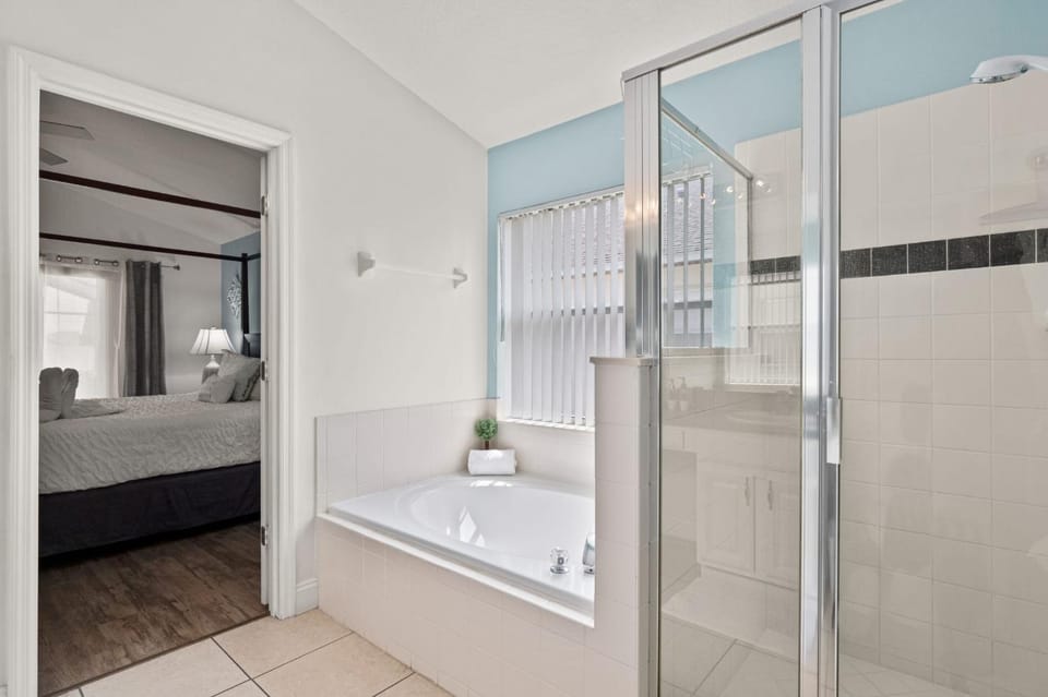 618 - Fabulous Light Bright 4 Bed Pool Home Villa in Four Corners