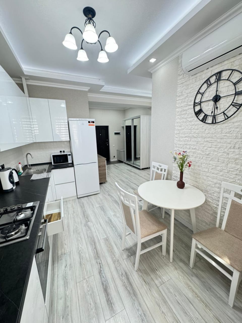 Kitchen or kitchenette, Dining area, stove