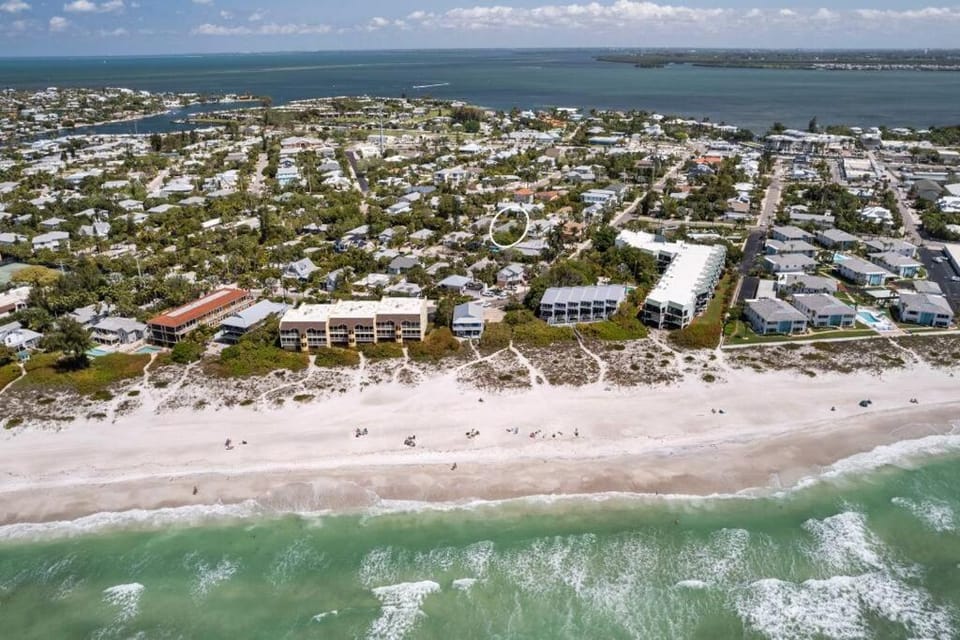 White Pelican - 1000 Feet to the Beach Apartment in Holmes Beach