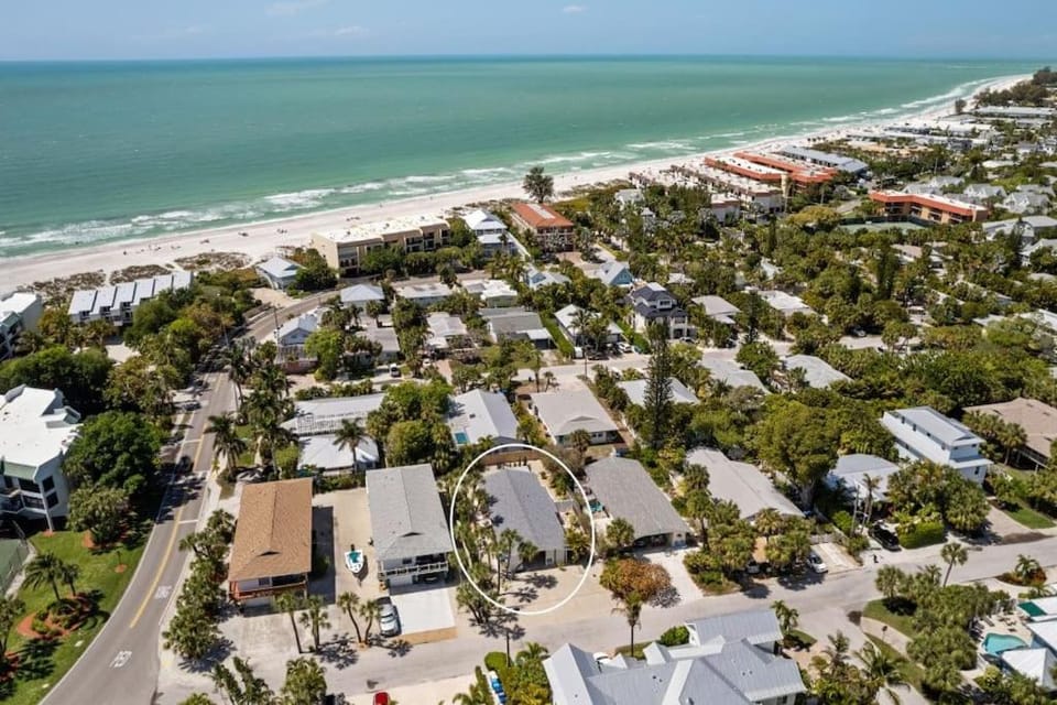 White Pelican - 1000 Feet to the Beach Apartment in Holmes Beach