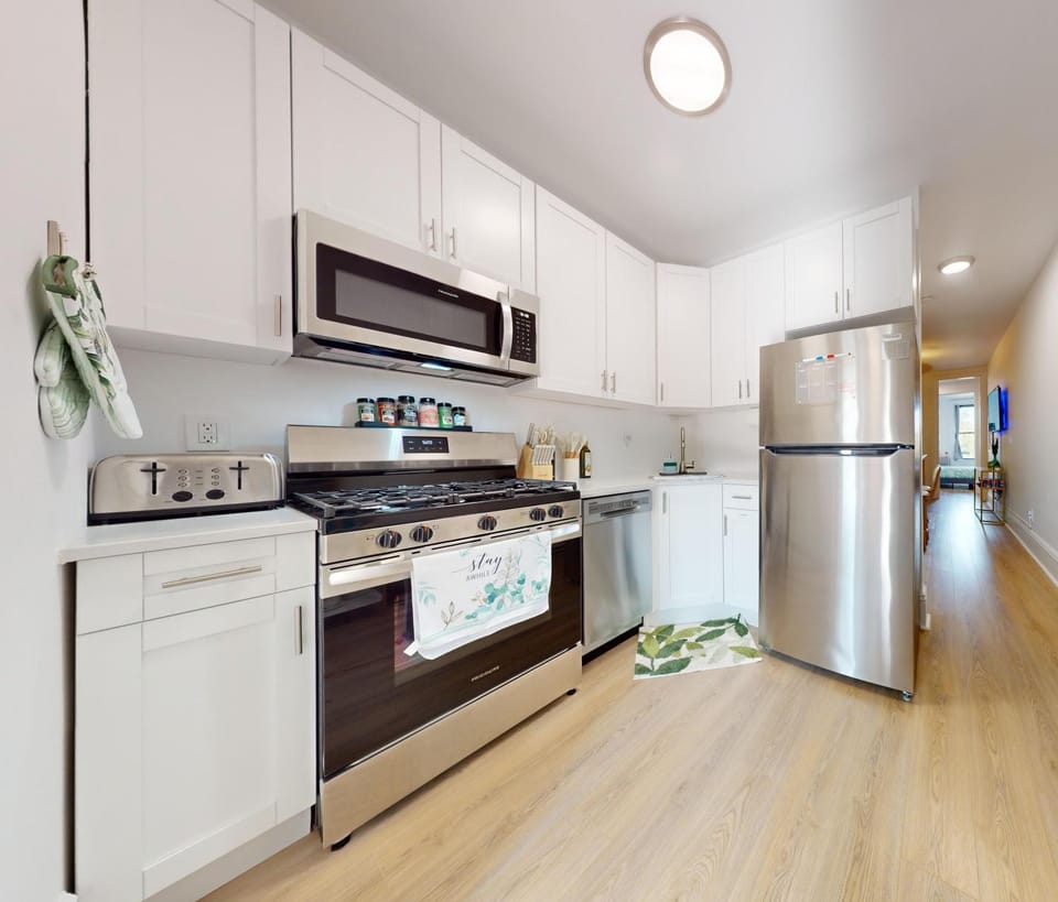 Coffee/tea facilities, microwave, oven, stove, toaster, kitchen