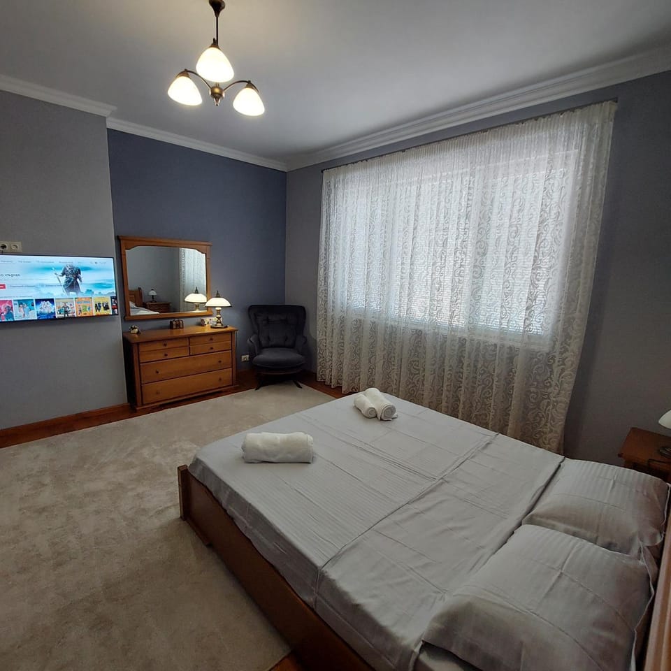 Bed, TV and multimedia, Photo of the whole room, Seating area, Bedroom, towels