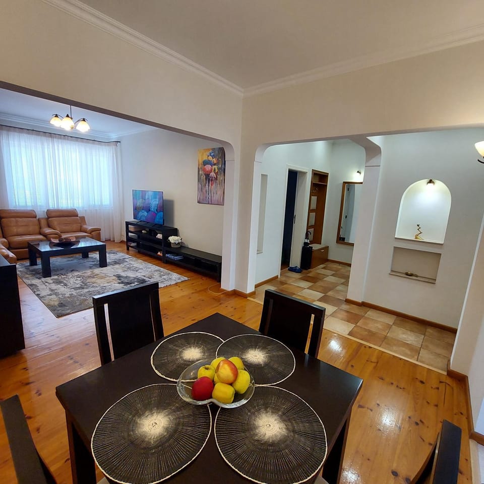 TV and multimedia, Living room, Seating area, Dining area
