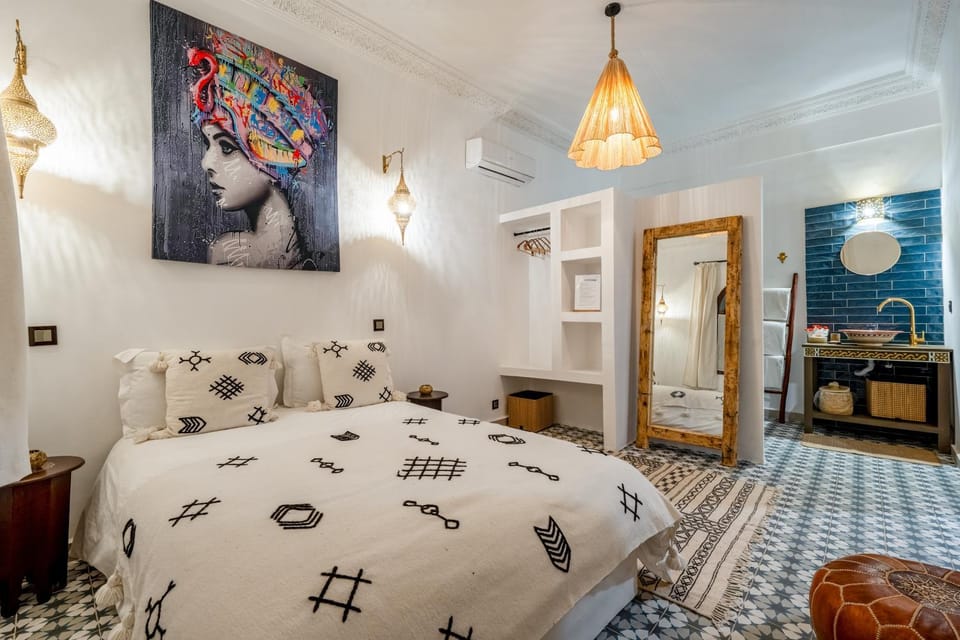 Photo of the whole room, air conditioner