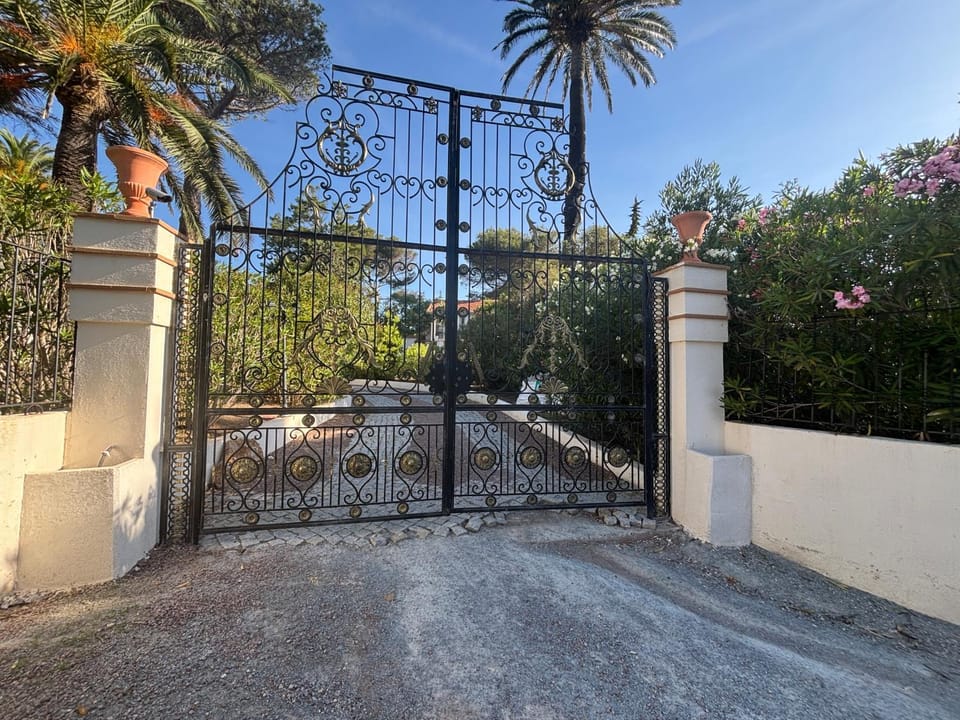 Villa Belle Epoque Saint-Raphaël Bed and Breakfast in Saint-Raphael