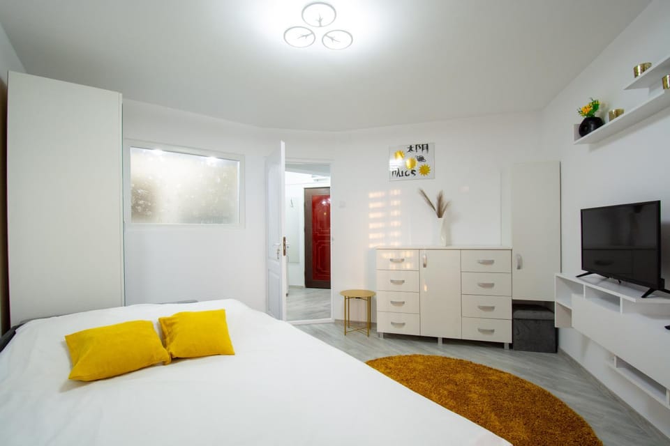 Bed, TV and multimedia, Photo of the whole room, wardrobe