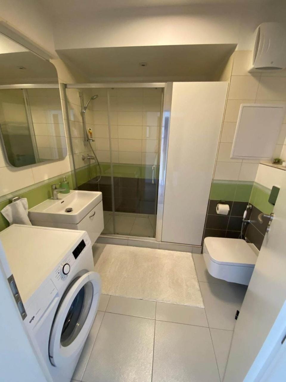 Shower, Toilet, Bathroom, towels, washing machine