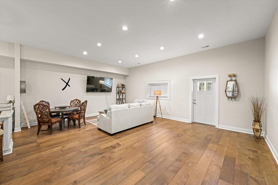 Spacious Freshly Renovated Townhome- Scenic Side Apartment in Watts Bar Lake