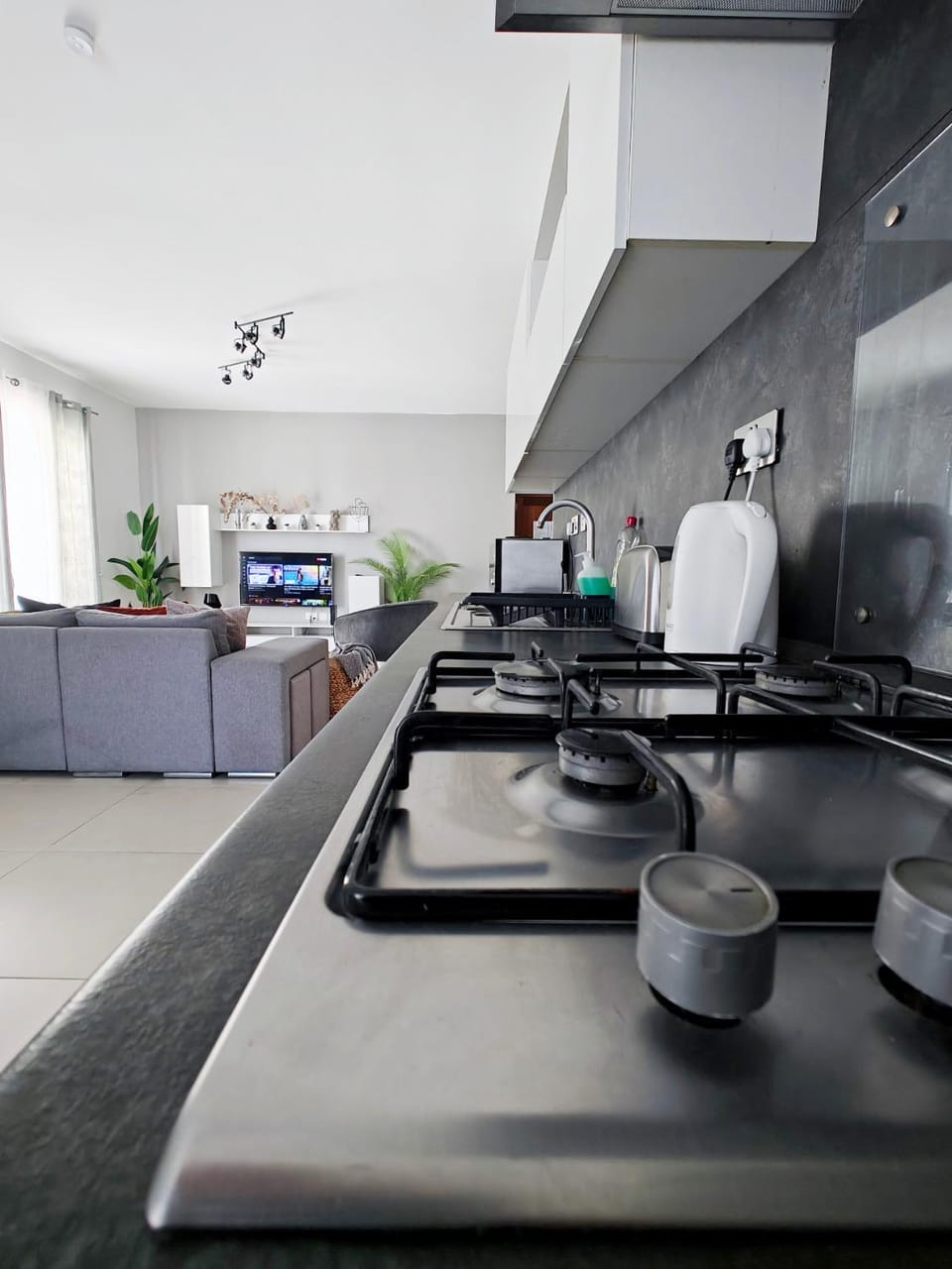 Coffee/tea facilities, Kitchen or kitchenette, stove, toaster