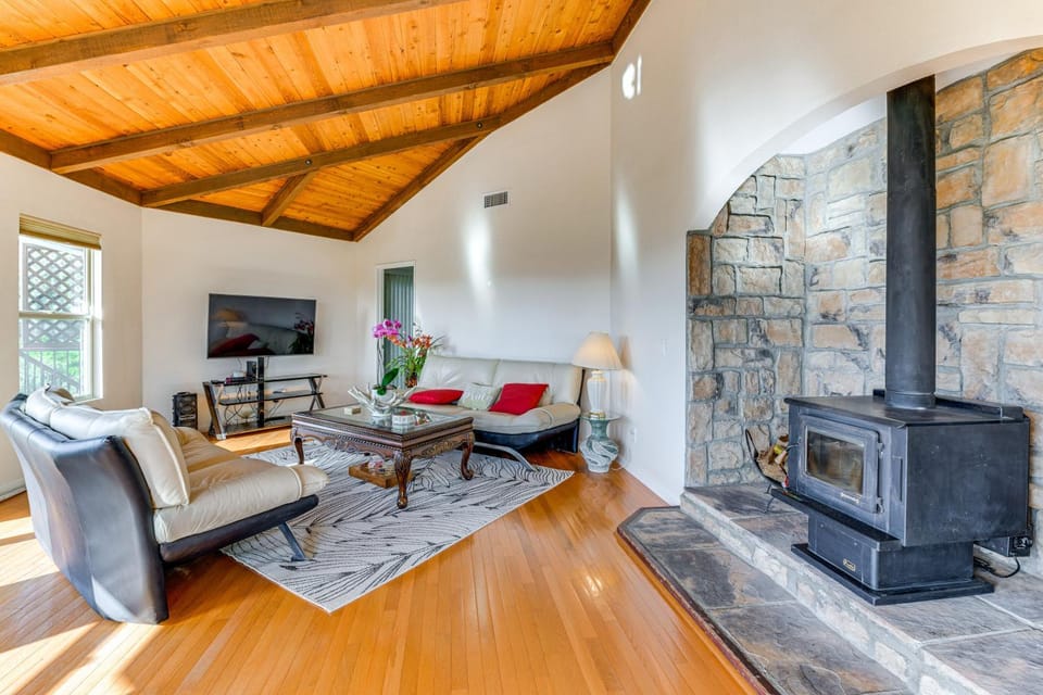Kelseyville Home w/ Deck & Clear Lake Views! House in Clear Lake