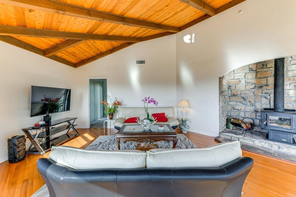 Kelseyville Home w/ Deck & Clear Lake Views! House in Clear Lake